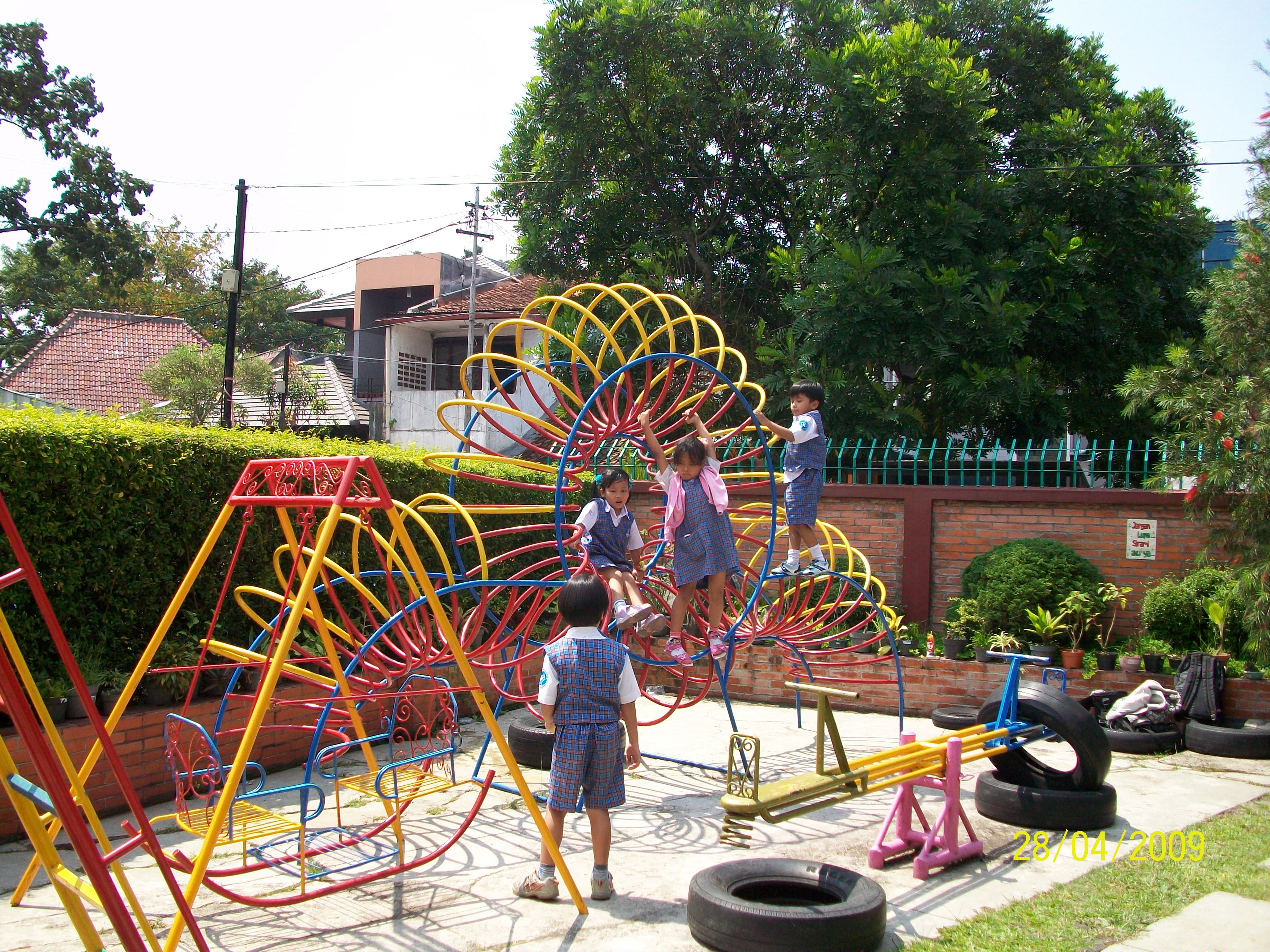  Taman  Bermain  TK Sekolah Dasar Priangan Bandung
